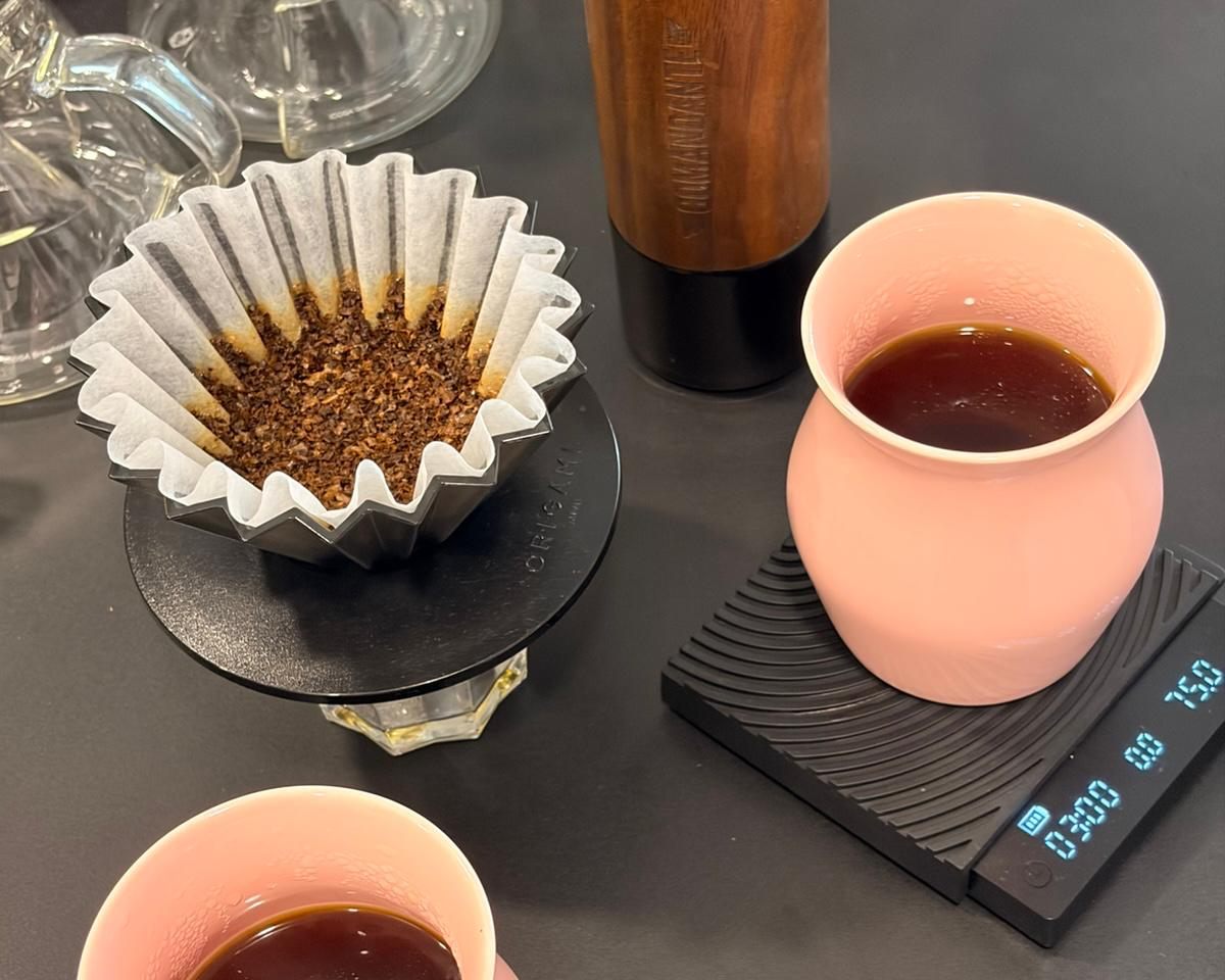 Barra de Hysteria: dripper con café molido, molino y dos tazas servidas sobre balanzas